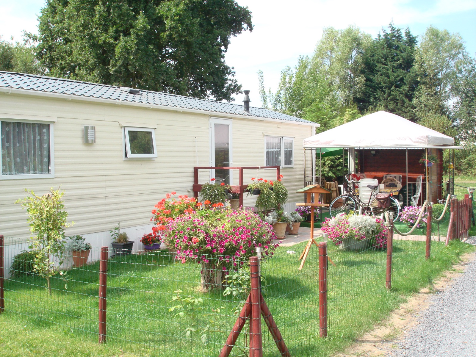 Chalet met bloementuin
